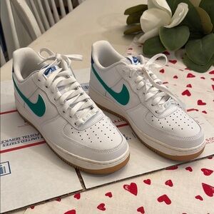 🐣Women’s Nike AF1 White and Green Athletic Shoes
